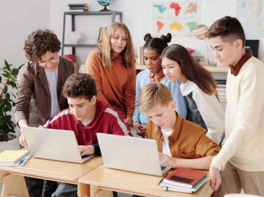Leerlingen werken samen aan laptops in een klaslokaal