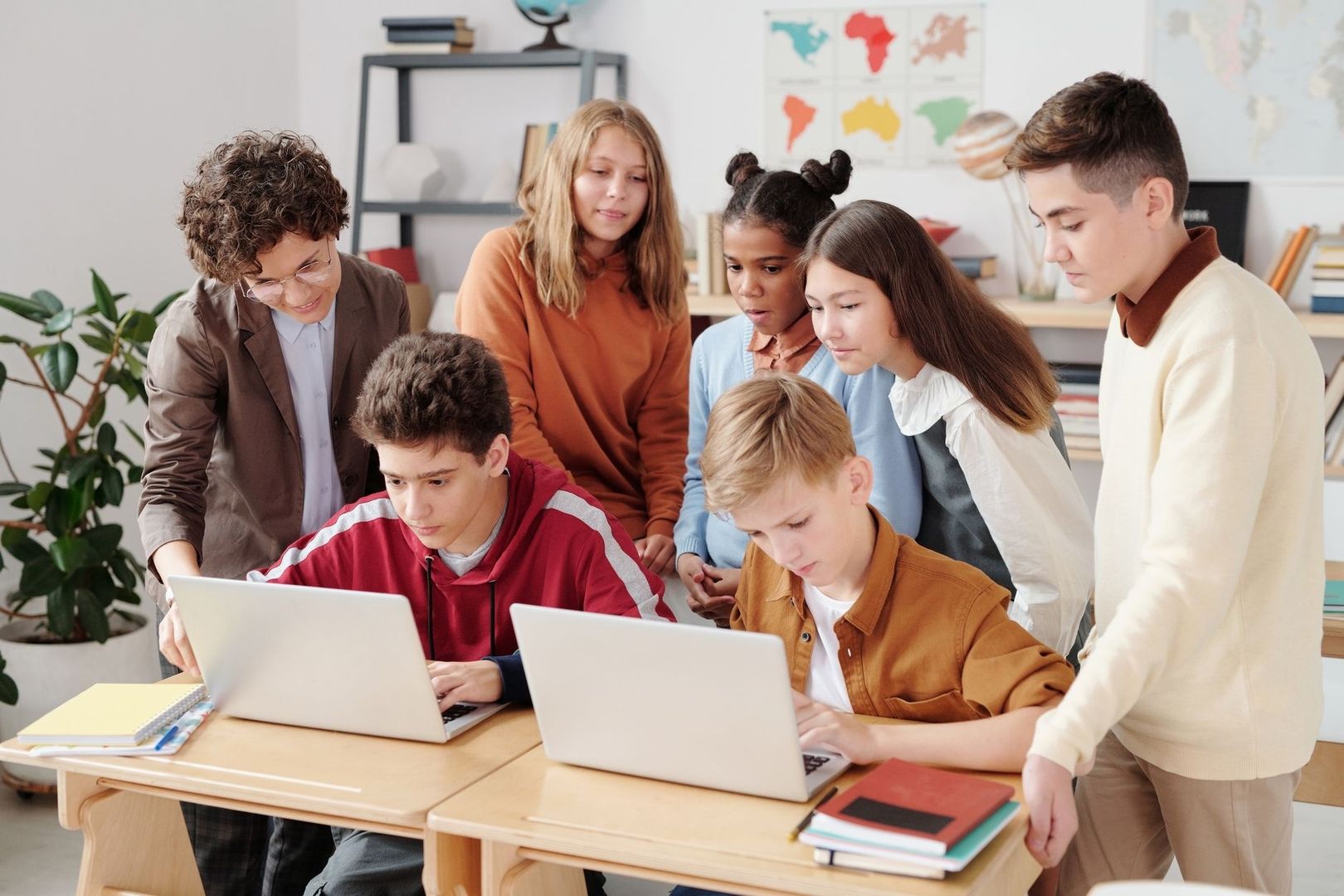 Leerlingen werken samen aan laptops in een klaslokaal