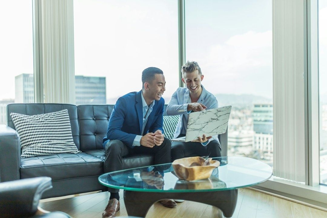 Twee mannen bespreken een ontwerptekening in een moderne kantoorruimte